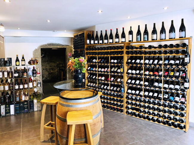 La Cave Ô Secrets, située à La Roche-sur-Foron, bar à vin